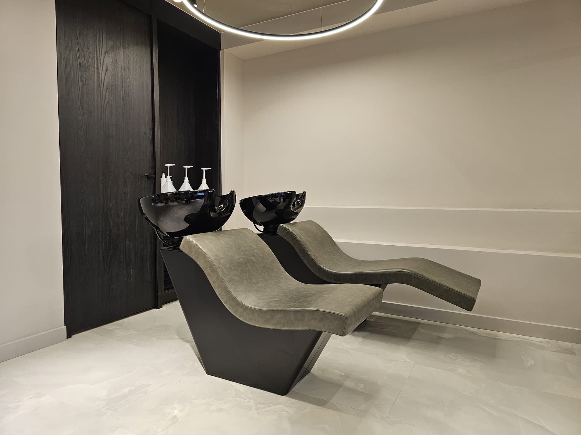 Wash station with products